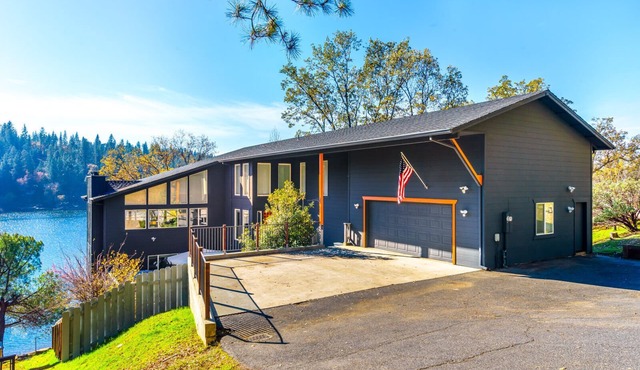 Fantastic Lake Front Home!