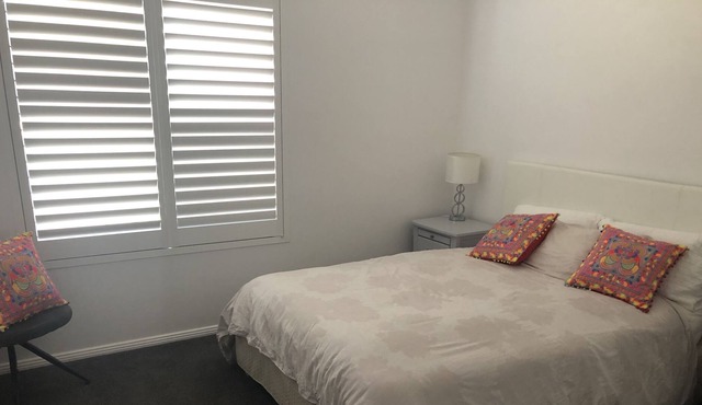 Fantastic lake views/sunsets.. huge swim spa..parking 7 cars