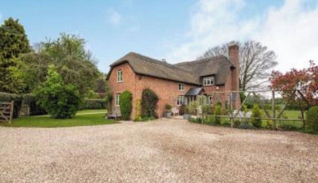 Fantastic large Thatched country 4 Bedroom Cottage in own grounds