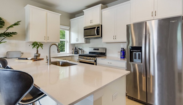 Fantastic location! Pet Friendly! Walking distance to the train and restaurants