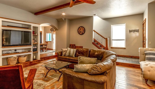 Fantastic location, spacious and beautiful, perfect for groups, hot tub, dog ok