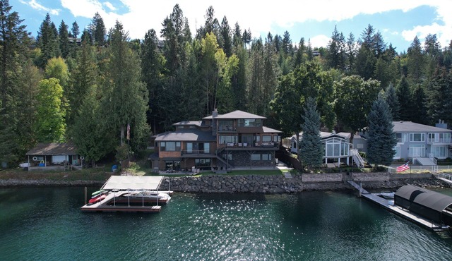 Fantastic Location, SW Corner of the Lake Between Country Club and Marina