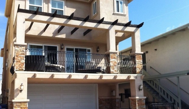 Fantastic Location! 450ft from sand, and 2 blocks to HB Pier.