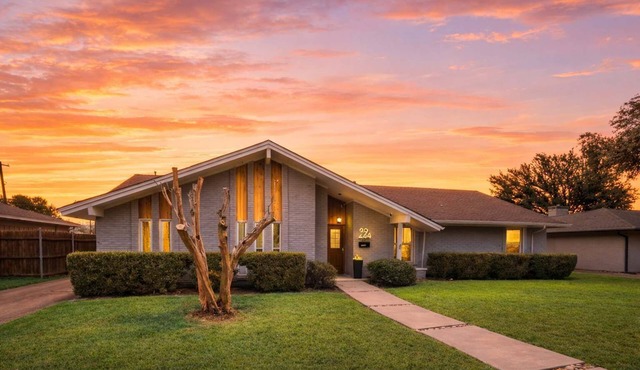 Fantastic Luxury 5BR Retreat with Hot Tub – Minutes from Downtown Dallas