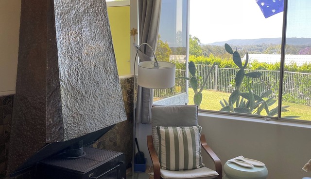 FANTASTIC MCM HOME OVERLOOKING MOUNT COOTHA AND BRISBANE CITY. PETS ALLOWED -