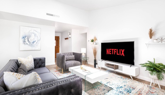 Fantastic Modern 3b 2bath home near NoHo West