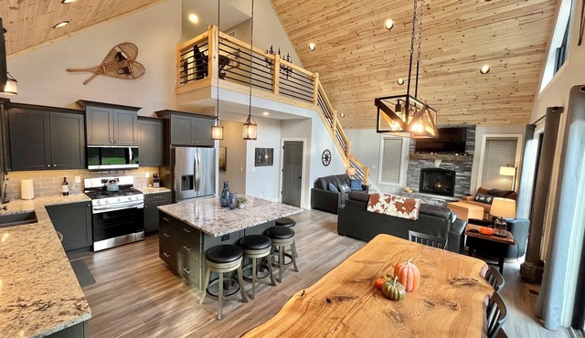 Fantastic New 8bd-4ba Betsie River Home, Game Rm, Two Family Rms, Kayaks, 6acres