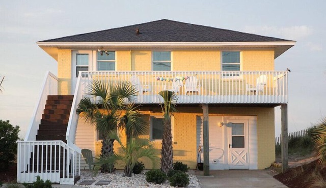 Fantastic Ocean Front Cottage with Private Swimming Pool right on the Beach!