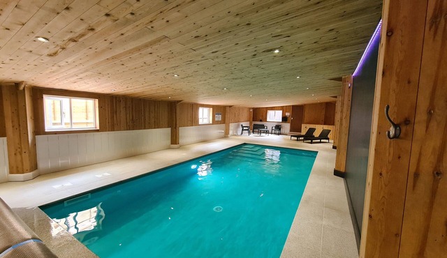 Fantastic panoramic views, beautiful Peak District Cottage with Indoor Pool