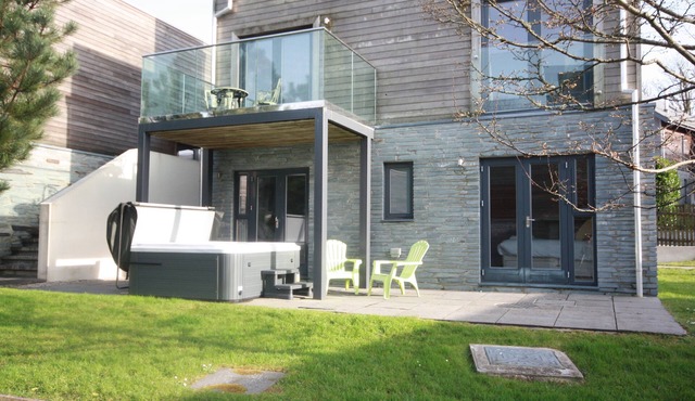 Fantastic pet friendly property with large roof area, Charcoal BBQ, ideal for sunbathing and alfresc