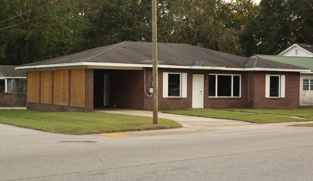 FANTASTIC PRICE ! FOR CHARLESTON! 2 BR HOUSE NO HIDDEN FEES