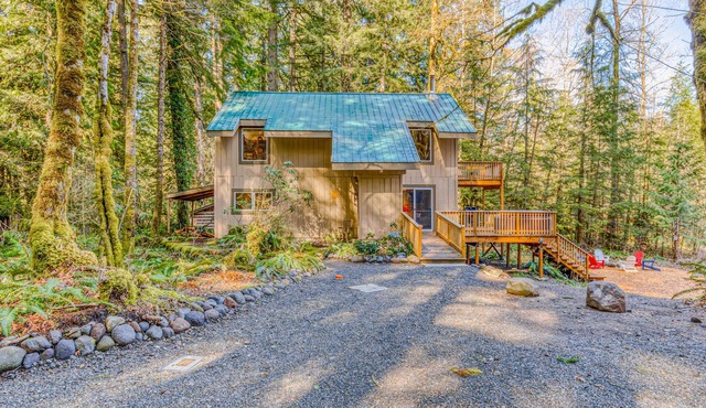 Fantastic river cabin near Mount Hood with private hot tub, firepit & wood stove