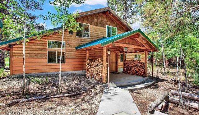 Fantastic Riverside Cabin with Hot Tub, WFI!