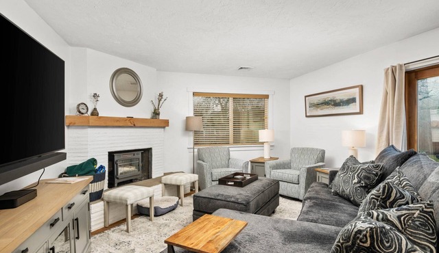 Fantastic Single Level Retreat, Pet Friendly, Fully Fenced Backyard, Hot Tub, Close to Everything