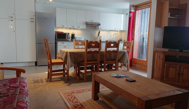 Fantastic ski apartment, 2,5 minutes walk to piste & village - sleeps 8