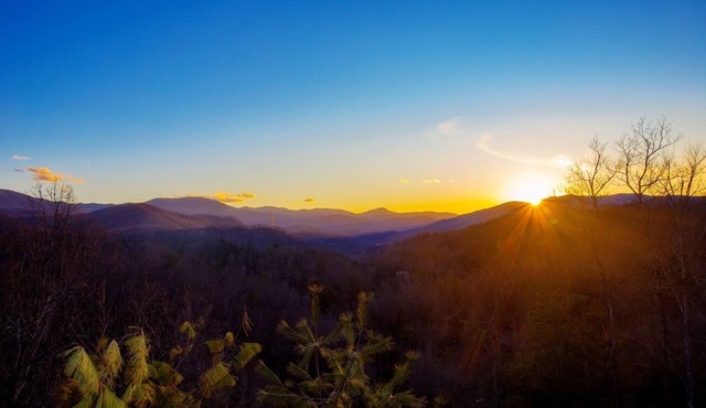 Fantastic Smoky Mountain Views - Hot Tub - 5 min to downtown Gatlinburg.