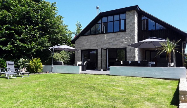 Fantastic, sociable home in the beautiful village of Brighstone, with hot tub.