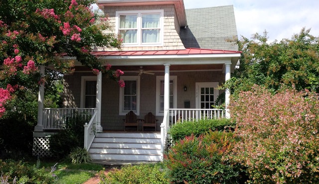 Fantastic Spacious Eastport Home Easy Walk to Everything & Parking for 6 Cars!