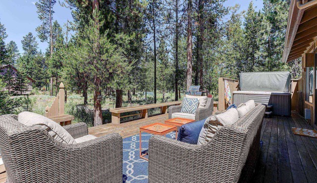 Fantastic Sunriver Location, SHARC Passes, Huge Deck w/Hot Tub, Trail Access, Fireplace, Bikes