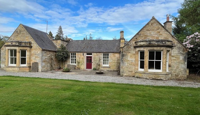 Fantastic Traditional yet Up-to-date Spacious Cottage Very Close to Edinburgh
