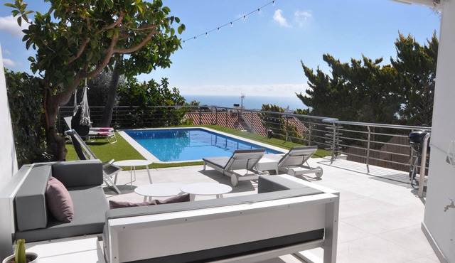 Fantastic Villa with private pool and terrific views!