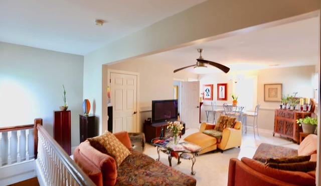 Fantastic Vibrant Art Home King bed/Wifi/Sound system Smart TV/Bike