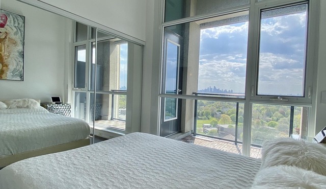 Fantastic View 12ft Ceiling Penthouse/pet Friendly