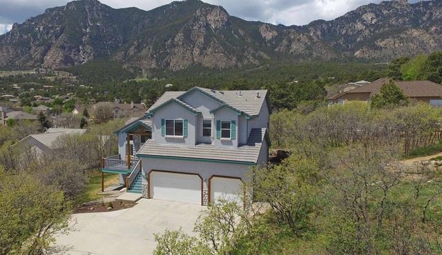 Fantastic Views,CHEYENNE MTN!Well appointed! 5 Miles to The Broadmoor,Wifi,Cable,AC,Grill,Fire Table