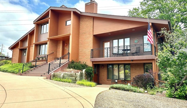 Fantastic Views in east Boulder and Friendly Resident Owners