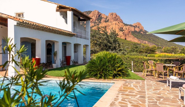 Fantastic villa at the foot of the Esterél Massif in Anthéor, pool and sea view