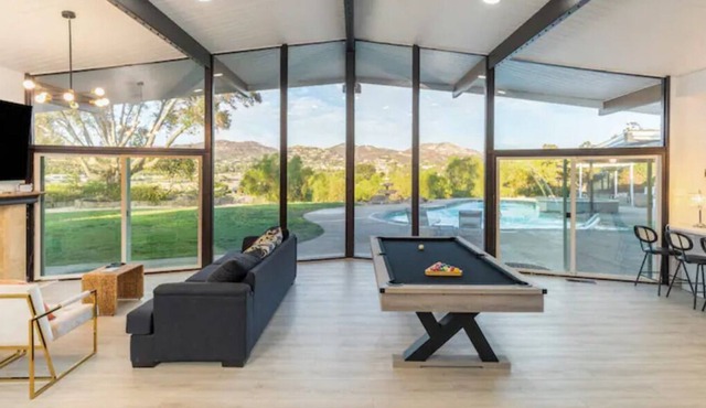 Fantastic villa with guest house, giant pool, golf