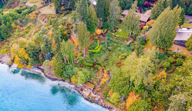 Fantastic waterfront home with fireplace, kayaks, pool table & washer/dryer