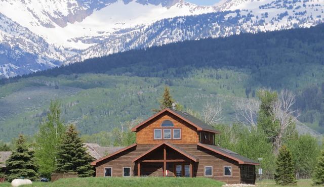 Fantastic Western-Style Lodge Home with Hot Tub, Just off Ski Hill Road