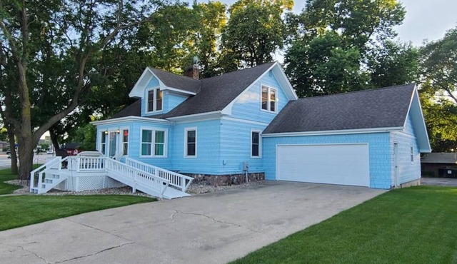 Fantastic Yard and Fun Location In Arnolds Park. Walk to Everything!