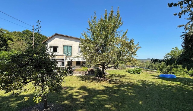 Fantastically located, spacious family home, unique views. Lots of space.Top with kids