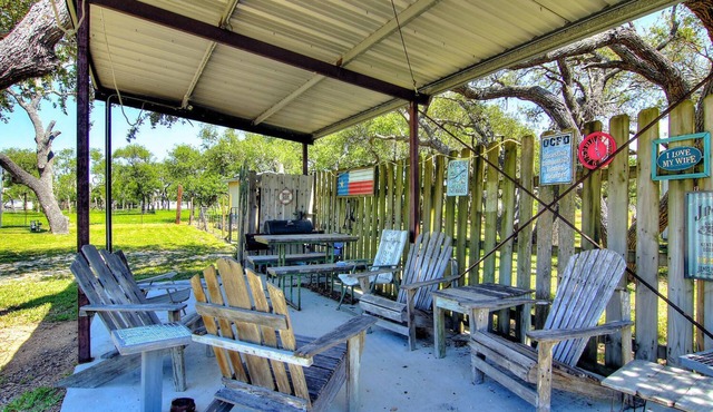 Fantasy Oaks Lodge! 1 mile from the boat ramp! Pet Friendly! 1.36 Acres