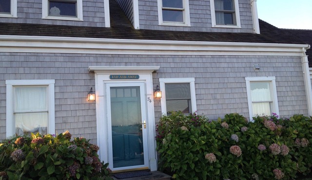 'Far and Away' - Beachfront in Madequecham