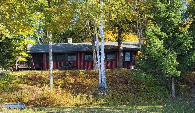 Far Cast Lodge aka the Whitetail-lakefront, privacy & old-time charm - Curtis MI