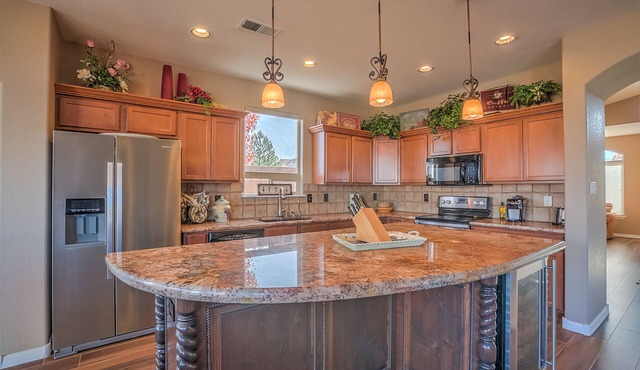 Far North East Heights Contemporary Home 4 bedrooms/Hot-tub and Pets Welcome!