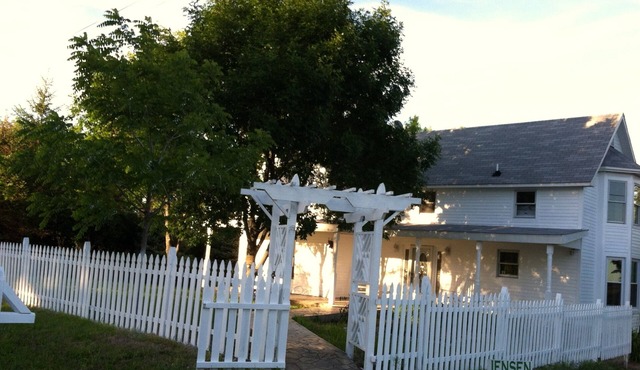 Far West House: Beautiful turn of the Century Farmhouse, totally re-modeled.