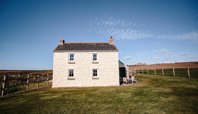 FARAWAY COTTAGE, pet friendly, with open fire in Porthgwarra