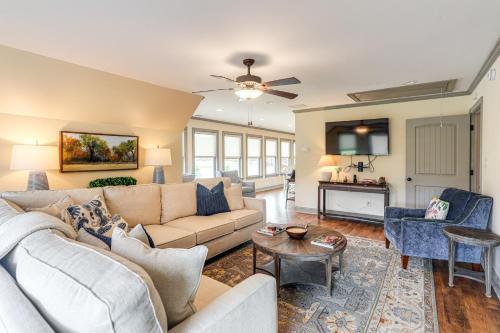 Farm and Lake Views Rural Mississippi Loft Apt