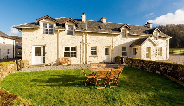 Farm Cottage 2 - a spacious house that sleeps up to 10 guests