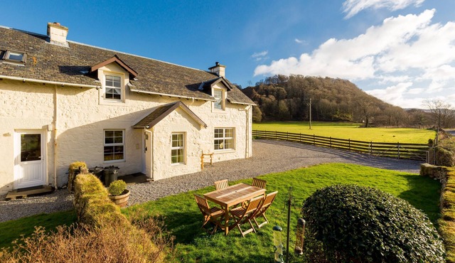 Farm Cottage 3 - a spacious house that sleeps up to 10 guests