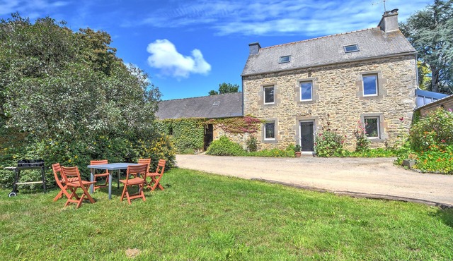 Farm cottage between land and sea