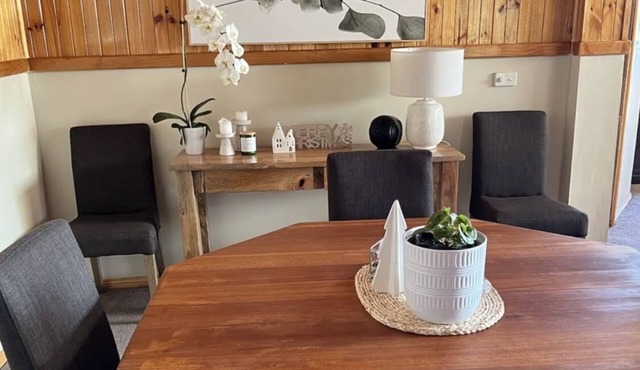 Farm cottage near the coast. Gourmet day outings, beaches, bike trails & hikes.