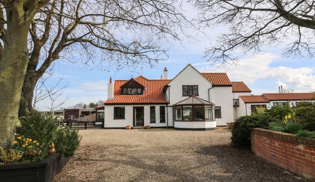 FARM COTTAGE, pet friendly, character holiday cottage in Rillington