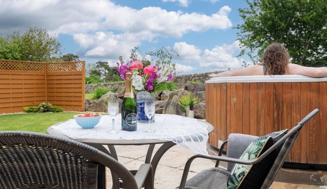 Farm Cottage Retreat, with a 6-person hot tub. 5 minutes outside St.Andrews.