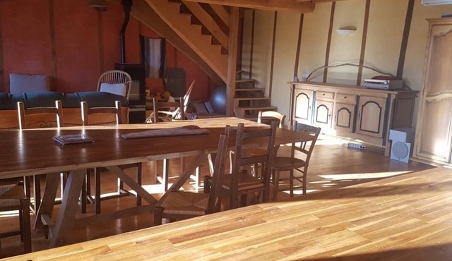 Farmhouse vacation home for 10 people