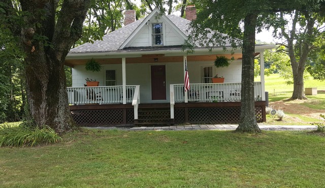Farm house at the Peach Orchard in Mtns - Pet Friendly
